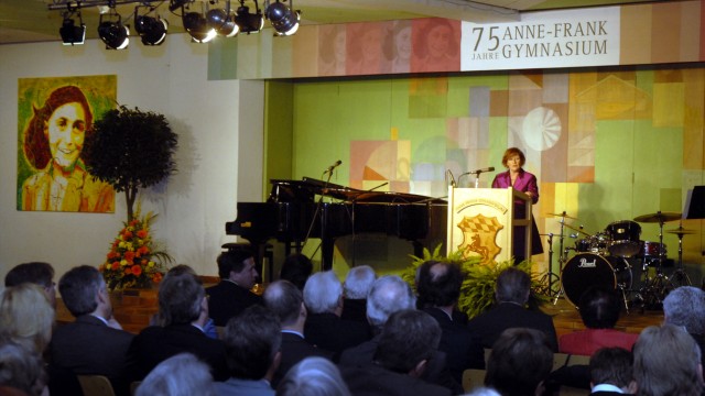Erding: Dicht besetzt mit Gästen war die Aula des Anne-Frank-Gymnasiums am Freitag beim Festakt zum Jubiläum, hier während der Ansprache der Schulleiterin Helma Wenzl