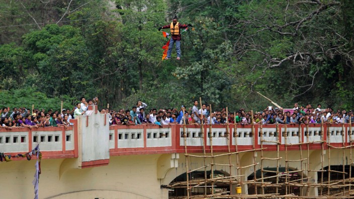 Tragisch missglückter Stunt: Sailendra Nath Roy über dem Teesta-Fluss