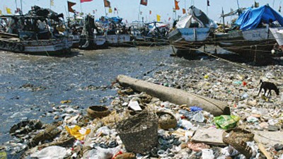 Giftige Plastikstrudel im Meer: Im Meer treiben Millionen Tonnen Kunststoffmüll. Sie werden an Land oder in die Häfen gespült - wie hier im indischen Mumbai - oder treiben als gewaltige Plastikstrudel in den Ozeanen.
