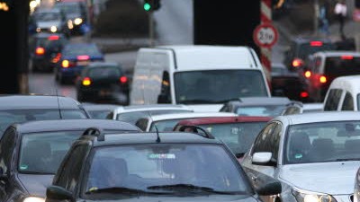 Lärmschutz in München: Wenn sich der Lärm von Straßenverkehr, Trambahnen und Gewerbe addieren, kommt es in München zu Belastungen von bis zu 70 Dezibel. Das soll sich unter anderem durch einen neuen Straßenbelag ändern.