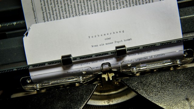 Das Lebenswerk des Karlheinz Deschner: Deschners Schreibmaschine mit seinem letzten Text für die "Politik der Päpste": "Wenn ein neuer Papst kommt"