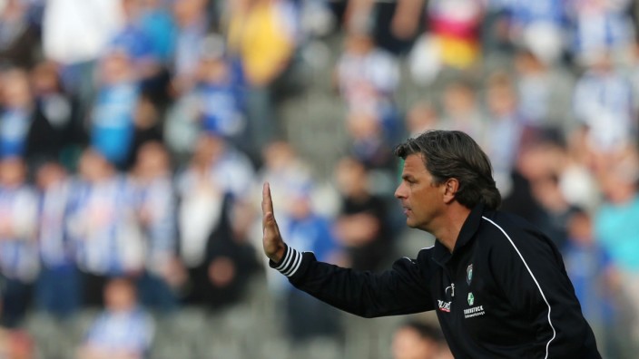 Trainer Falko Götz verliert mit dem FC Erzgebirge Aue bei Hertha BSC.