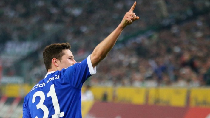 Julian Draxler freut sich über sein Tor zum 1:0 für den FC Schalke.