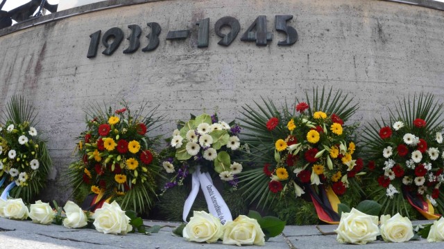 Befreiungsfeier: In Dachau errichtete das NS-Regime 1933 das erste Konzentrationslager. Zum Gedenken an die Opfer und zur Erinnerung an die Befreiung legte Dachaus Oberbürgermeister Peter Bürgel (Bildmitte) am Sonntag einen Kranz nieder.