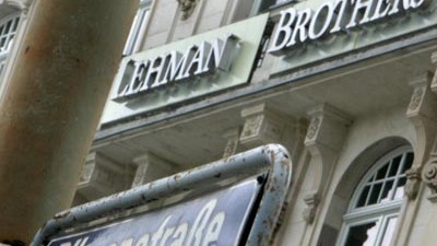 Finanzen kompakt: Filiale des US-Pleiteinstituts Lehman Brothers in der Frankfurter Börsenstraße. Klärte die Frankfurter Sparkasse ihre Anleger ausreichend auf? In einem Fall verneinte das zuständige Landgericht nun diese Frage zugunsten eines Anlegers.