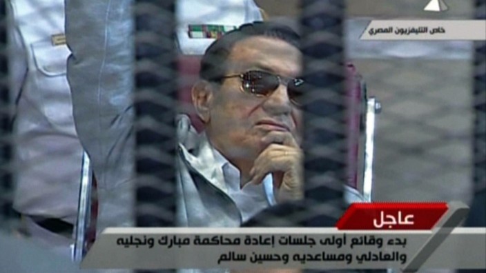 Ägypten: "Anwesend!": Ägyptens Ex-Machthaber Mubarak vor einem Gericht in Kairo