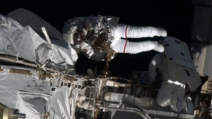 Austronauten dichten ein Leck an der ISS ab