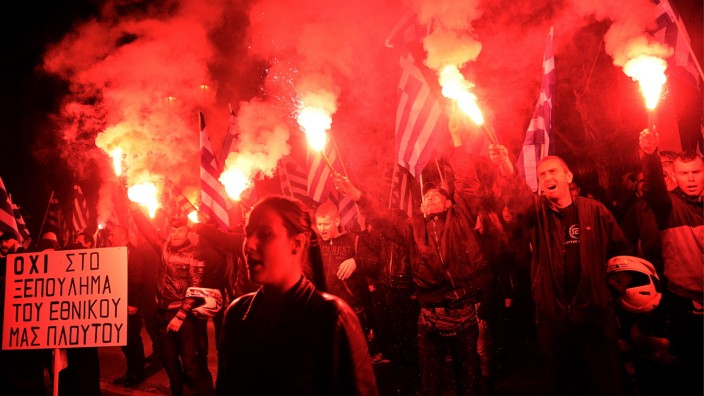Ausländerhass in Griechenland: Im März demonstrieren Mitglieder der rechtsradikalen Partei "Goldene Morgenröte" vor der deutschen Botschaft in Athen