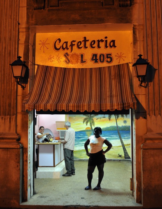 Geschäft in Havanna, Kuba, bei Nacht
