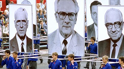 ARD: "Die Freie Deutsche Jugend": Alte Männer, von der Jugend auf Händen getragen: 1.-Mai-Feierlichkeiten der FDJ 1987.
