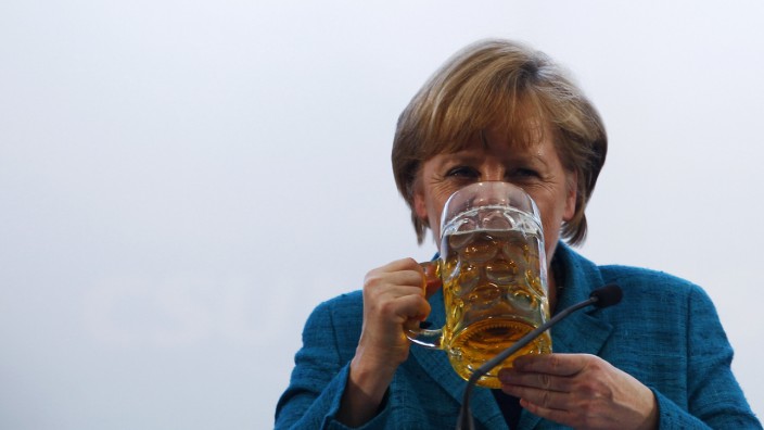 Angela Merkel im Bierzelt in Trudering