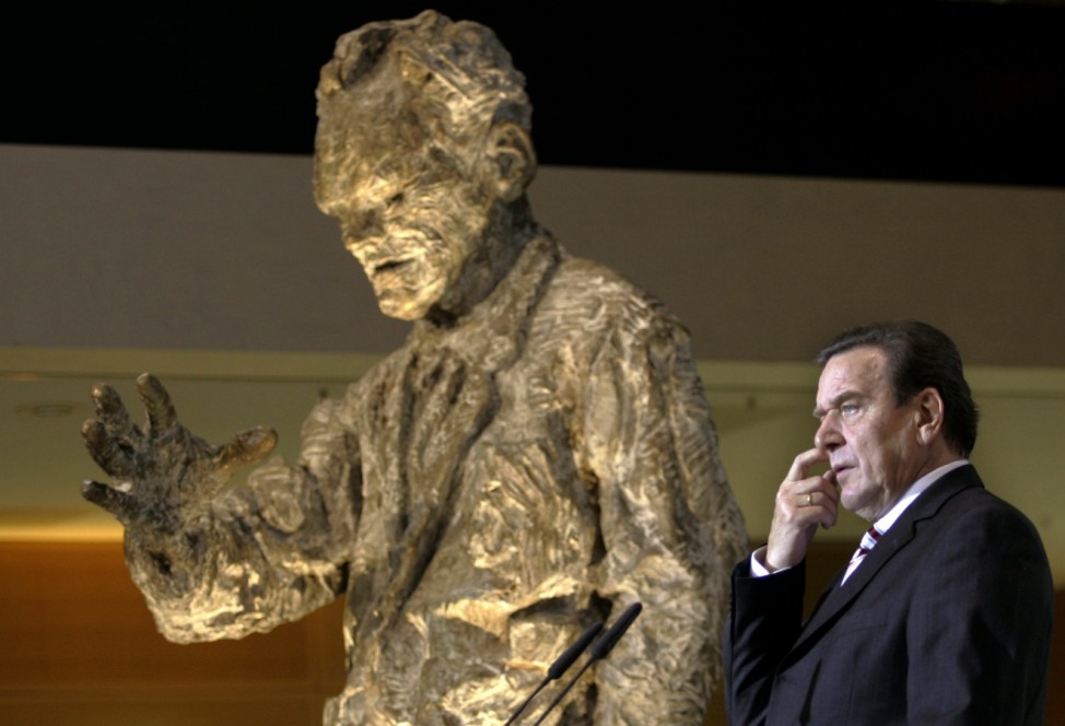 Kanzler Gerhard Schröder vor der Willy-Brandt-Statue, 2005
