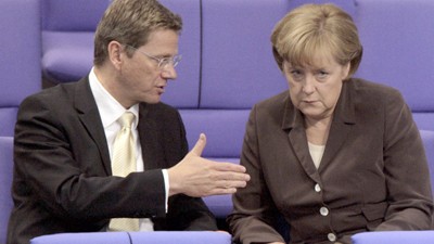 Forsa-Umfrage: Könnten laut Forsa-Umfrage künftig gemeinsam regieren: FDP-Chef Guido Westerwelle und Bundeskanzlerin Angela Merkel.