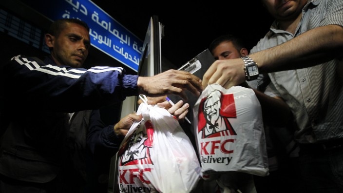 Fastfood-Schmuggel aus Ägypten: Nicht mehr ganz so heiße Ware: KFC-Tüten auf ihrem Weg in den Gaza-Streifen.