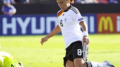 Frauenfußball-EM: Inka Grings (rechts) und die deutschen Fußballfrauen starteten erfolgreich in die EM.