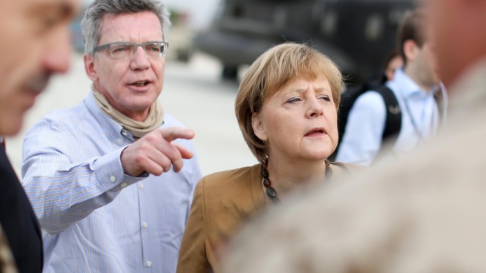 De Maizière und das Drohnen-Debakel: Minister wie Thomas de Maizière sind für Regierungschefin Angela Merkel eine Art Vertrauenskapital.