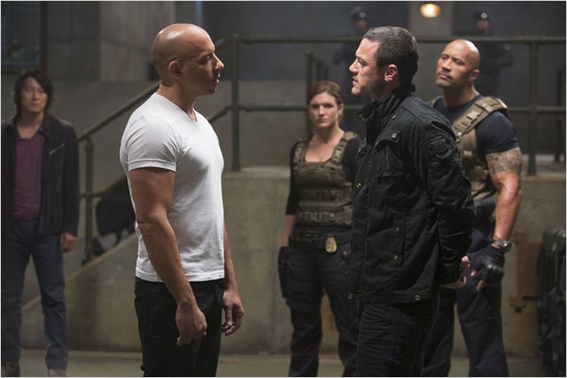 Der Film "Fast & Furious 6" mit Vin Diesel und Paul Walker im Kino