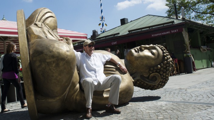 Eine liegende Buddhastatue auf dem Viktualienmarkt.