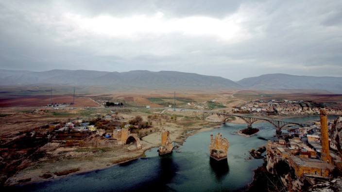 Umstrittener Staudamm In Der Turkei Trockenzeit Im Garten Eden Politik Sz De