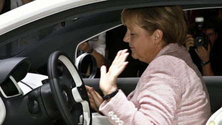 Merkel im Opel, ddp