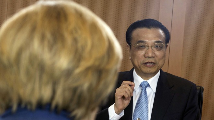 German Chancellor Merkel and Chinese Premier Li chat before bilateral talks in Berlin