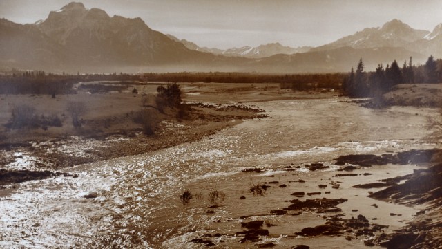 Renaturierung des Lech: Früher tobte sich der Lech rund um Sand- und Kiesbänke aus - wie auf dieser Aufnahme aus dem Jahr 1950.