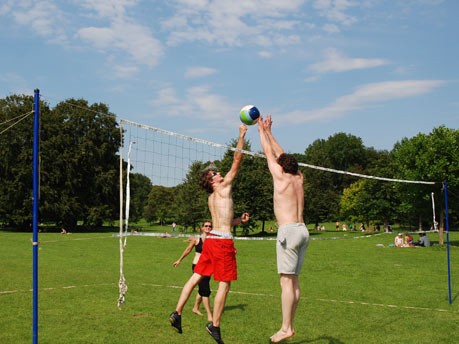 Englischer Garten; Sommer; Volleyball; Sonne; Foto: Alice Peterhänsel