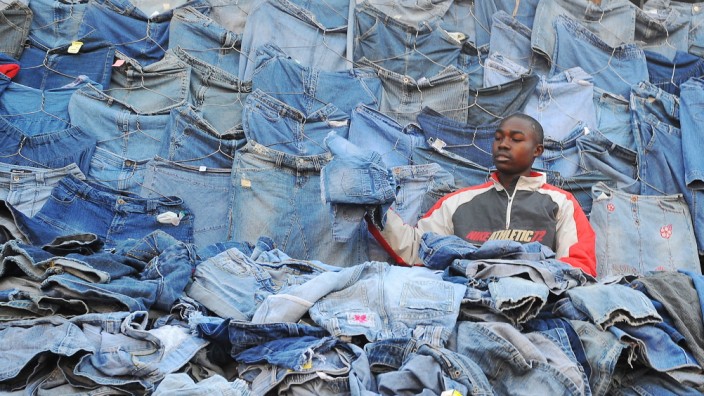 Textilrecycling: Alte Hosen landen hier: ein "Mitumba"-Markt in Kenia