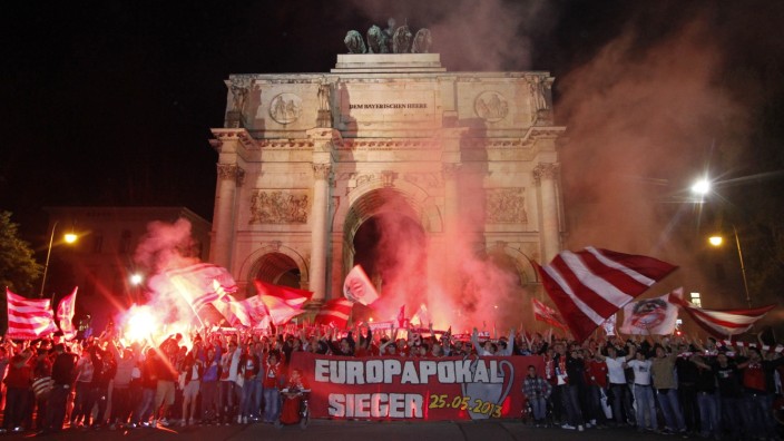 350 Fans feierten den Champions-League-Sieg des FC Bayern am Siegestor.