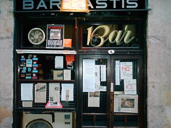 Barcelona Spotted by Locals Bar Pastis Städtereise Städtetipps Reisetipps