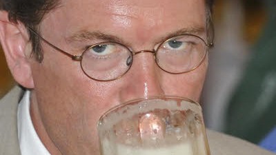 CSU: Erst einmal ein kühles Bier: Karl Theodor zu Guttenberg im Löwnbräukeller