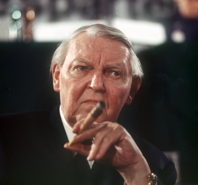 Ludwig Erhard mit Zigarre, 1971