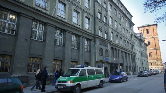 Prozess: Das Münchner Polizeipräsidium wollte den prügelnden Beamten vom Dienst entfernen - und muss ihn weiterbeschäftigen.