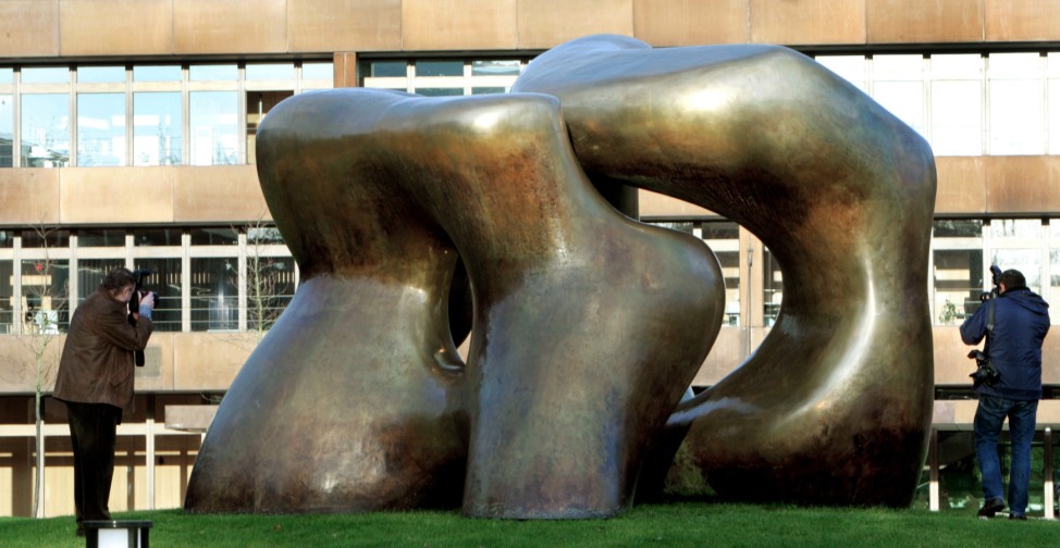 Bundeskanzleramt in Bonn  Skulptur "Large Two Forms" von Henry Moore