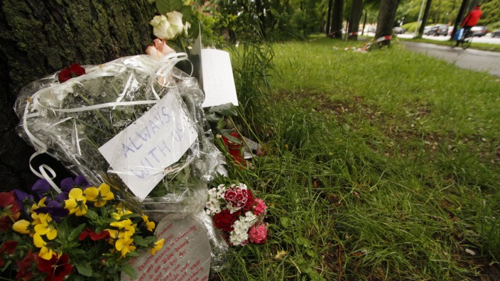 Blumen und Kerzen am Tatort erinnern an den 31-Jährigen, der am Dienstag durch einen Messerstich getötet wurde.
