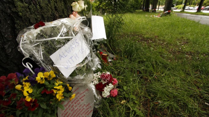 Tödliche Attacke auf Radfahrer in München: Blumen zum Gedenken: Ein Unbekannter hat an der Isar einen Radfahrer erstochen