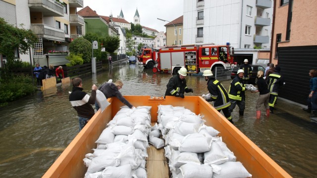 Überschwemmung in Freising: Die Freisinger Gartenstraße und Teile der Johannisstraße waren am Montag für Fahrzeuge unpassierbar. Feuerwehr und THW arbeiteten bis zur Erschöpfung.