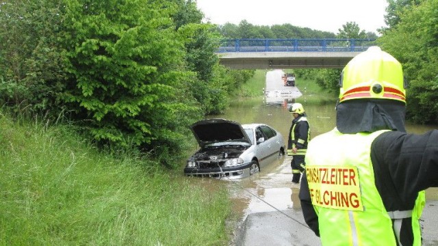 Warnhinweis missachtet: Feuerwehrleute ziehen das Auto der Frau, die am Montag in die überflutete Unterführung gefahren ist, aus dem Wasser.