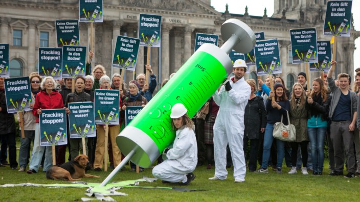 Demonstranten protestieren mit einer übergroßen Giftspritze vor dem Berliner Reichstag gegen Fracking.