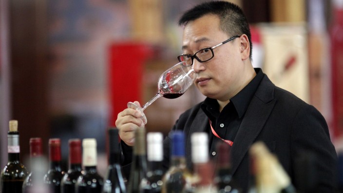 Bei einer Weinmesse in Shanghai degustiert ein chinesischer Besucher einen italienischen Rotwein.