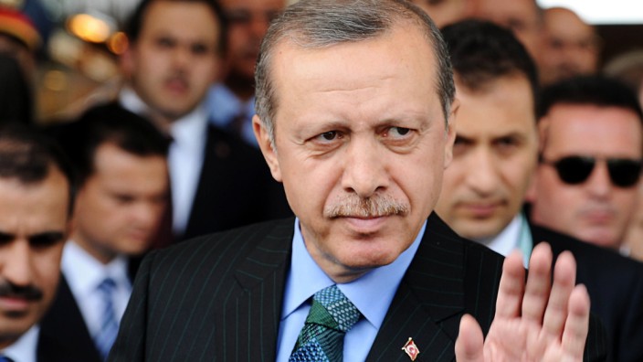 Proteste in der Türkei: Während in der Heimat gegen ihn demonstriert, reist Türkeis Premierminister Recep Tayyip Erdogan durch Nordafrika.