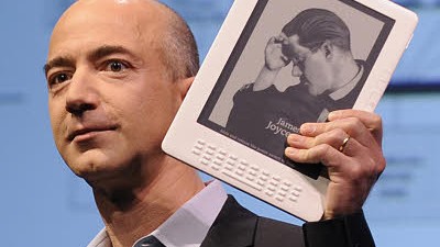 Amazons E-Book-Geschäft: Amazon-Vorstandschef Jeff Bezos mit einer Ausgabe des Lesegeräts Kindle.