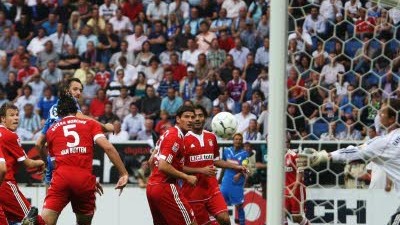 Fußball-Bundesliga, 1.Spieltag: Die Szene, die der Diskussion um den Videobeweis wieder neuen Stoff lieferte: Hoffenheims Verteidiger Simunic köpft den Ball in Richtung Bayern-Tor.