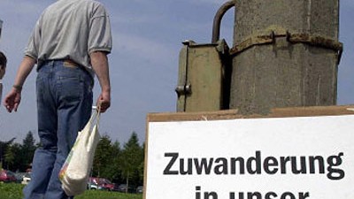 Zwanzig Jahre nach dem Mauerfall: Ewig gleiche Parolen: Bereits 2002 wurde auf einem Wahlplakat in Rostock mit einer offen fremdenfeindlichen Aussage geworben.