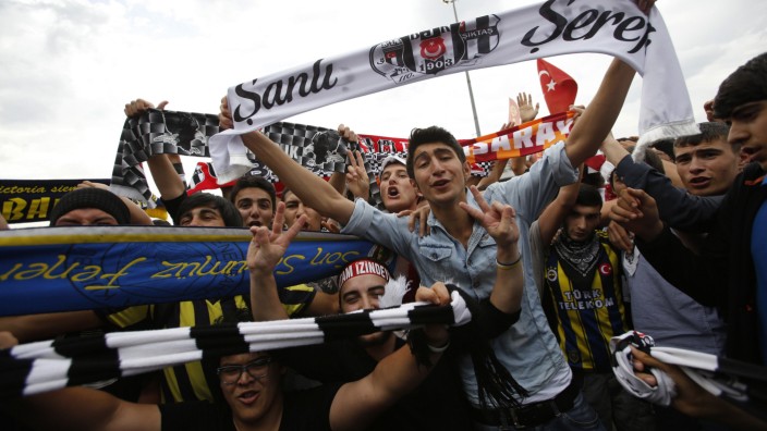 Fans von Besiktas, Galatasaray und Fernerbahce protestieren auf dem Taksim-Platz gegen Erdogan.