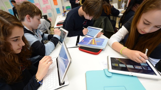 Schüler probieren Tablet-PC im Unterricht aus