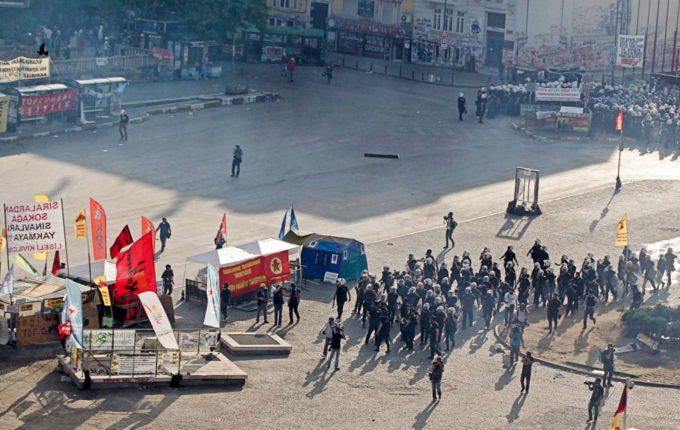 Turkish riot police enters in Istanbul 's Taksim Square