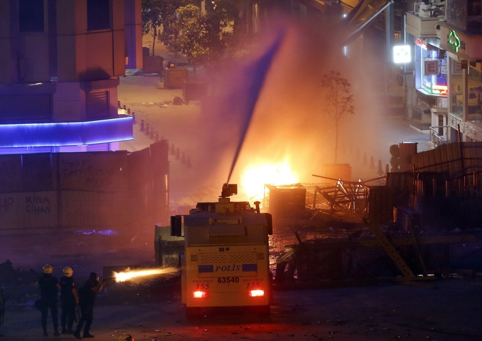 Police shoot tear gas at protesters in Istanbul's Taksim square