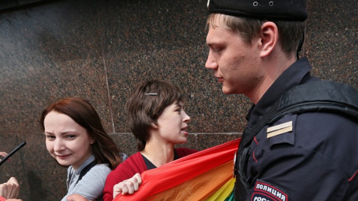 Aktivisten aus der homosexuellen Bewegung werden bei einer Kundgebung von der Polizei behindert.