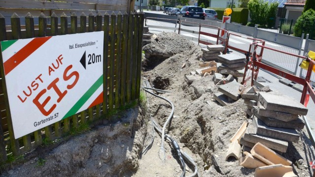 Karlsfeld: Auf der Suche nach dem Fehler: Der aufgerissene Gehweg an der Ecke Ostenstraße/Gartenstraße. Foto: Heigl